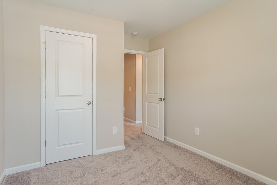 Building Photo - 547 Landing View Dr