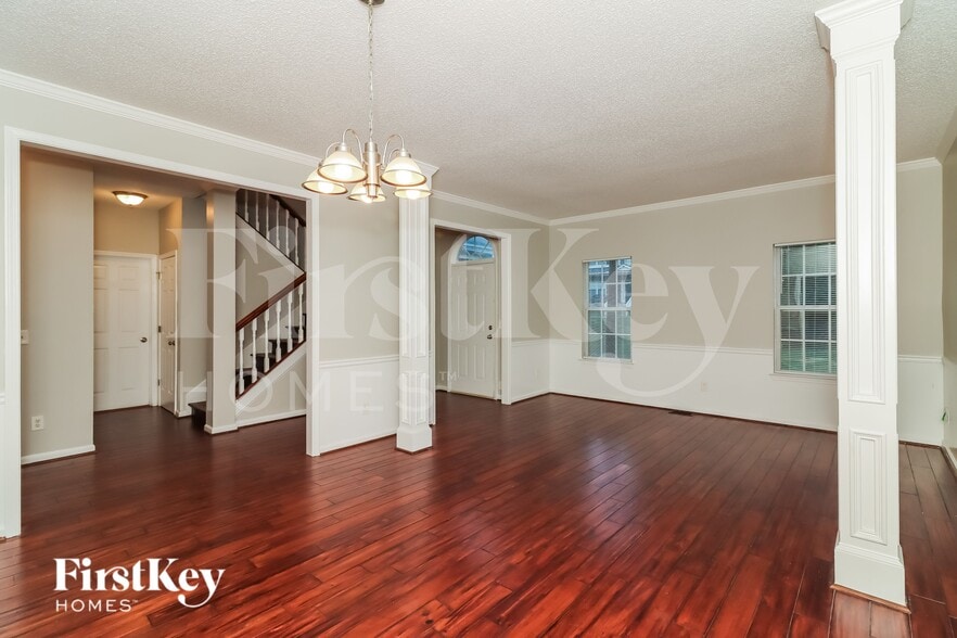 Building Photo - 1310 Invermere Dr SE