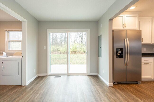 Building Photo - Willow Court Bloomington