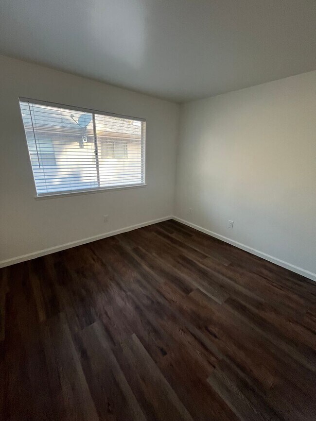 Building Photo - Spacious 2 Bedroom Condo/ Nicely Renovated...