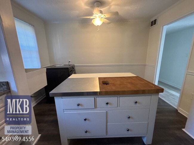 Building Photo - 2 Bedrooms, 1 Bath Condo located in South ...