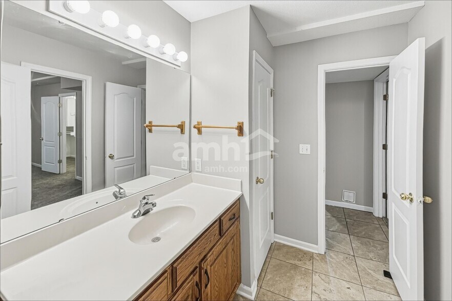Building Photo - 2105 SW Eyrie Rd