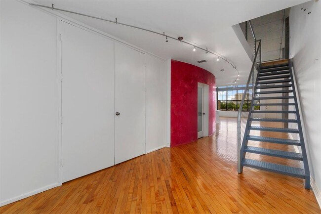 Building Photo - 1025 S Shepherd Dr