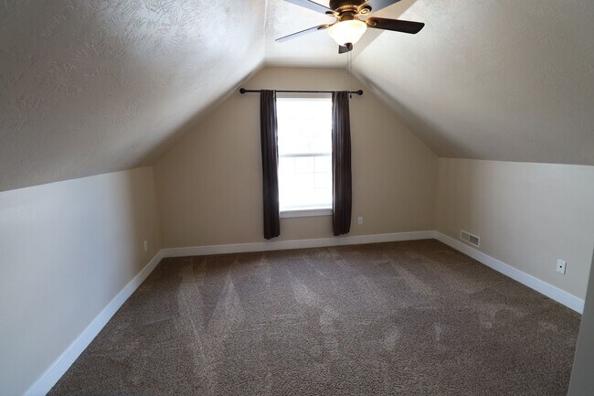 Building Photo - Large Pet Friendly House in the Foothills of Provo