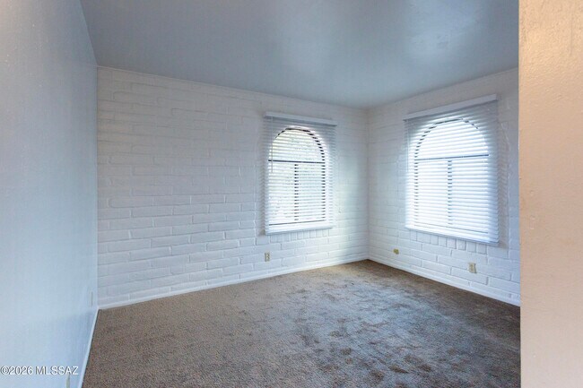 Building Photo - 565 N Macnab Dr