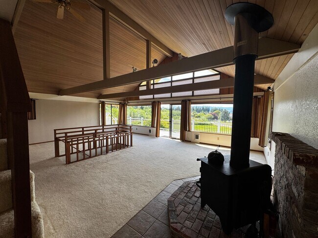Building Photo - 2 Bedroom + Bonus Room + Loft Hansville Ho...