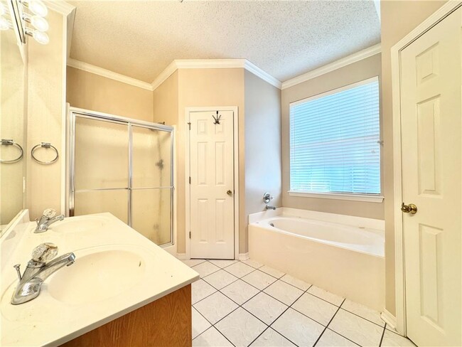 Building Photo - 3211 Dogwood View
