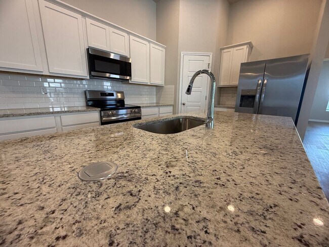 Building Photo - Washer/Dryer Included in the Premiere Luxu...