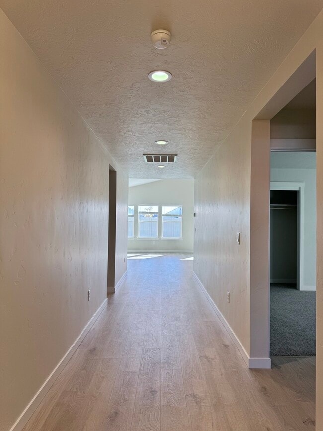 Building Photo - 7565 E Edison St