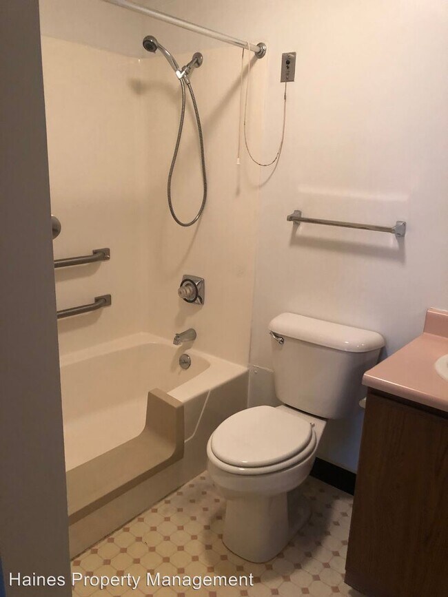 Building Photo - 805 Parkway St