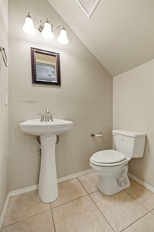 Building Photo - 614 N Keats Dr