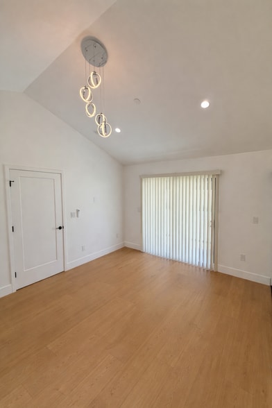 Building Photo - 111 E 60th St