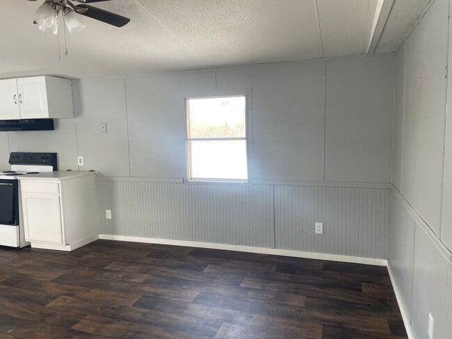 Building Photo - Country living with spacious front and backyard - 3 beds/ 2bath available now