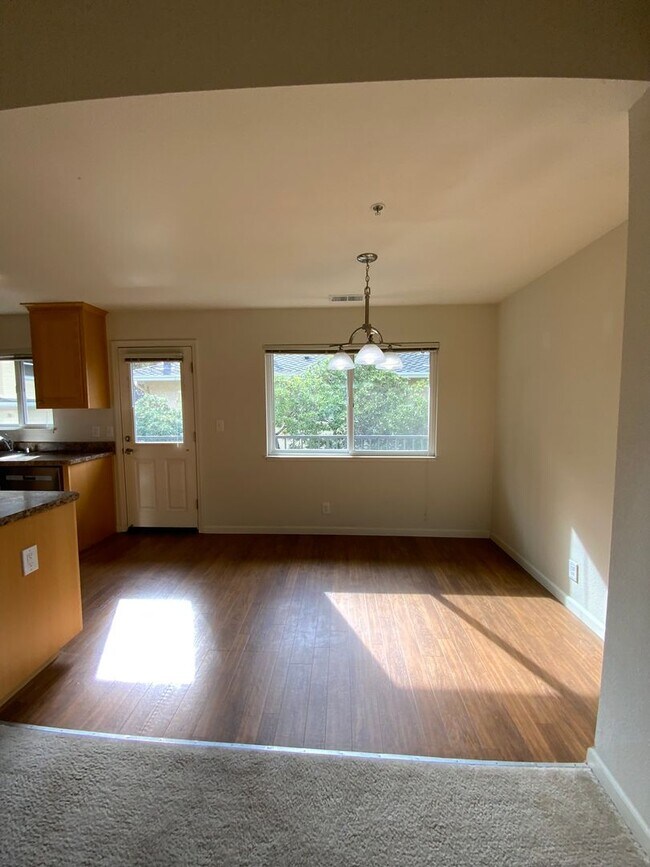 Building Photo - Spacious 2BD/2BA Apartment With Private Ba...