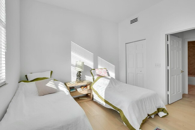 Building Photo - 806 E Windward Way