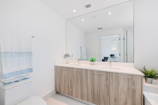 Building Photo - 501 NE 31st St