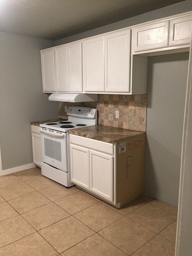 Building Photo - 1123 W Maple Ave