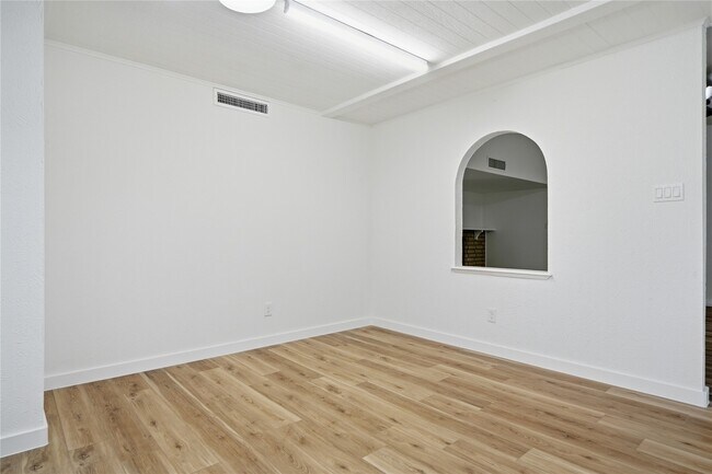 Building Photo - 2126 Quail Valley E Dr
