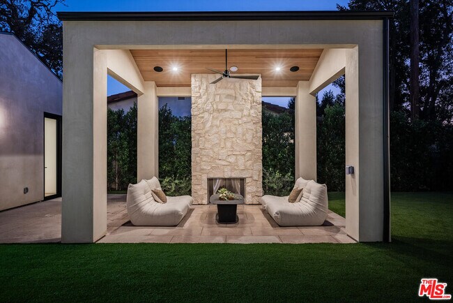 Building Photo - 5064 Encino Ave
