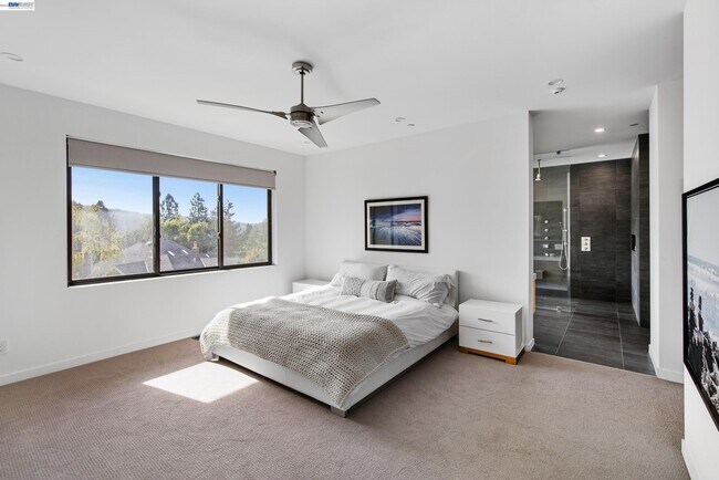 Building Photo - 297 Las Quebradas