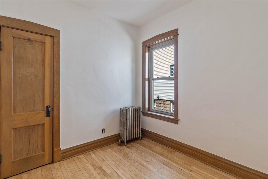 Building Photo - 4912 W Cornelia Ave