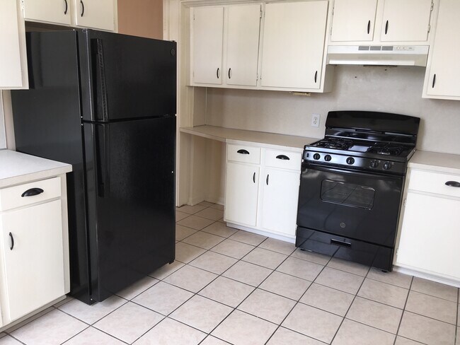 Gas stove in kitchen - 1130 5th Ave