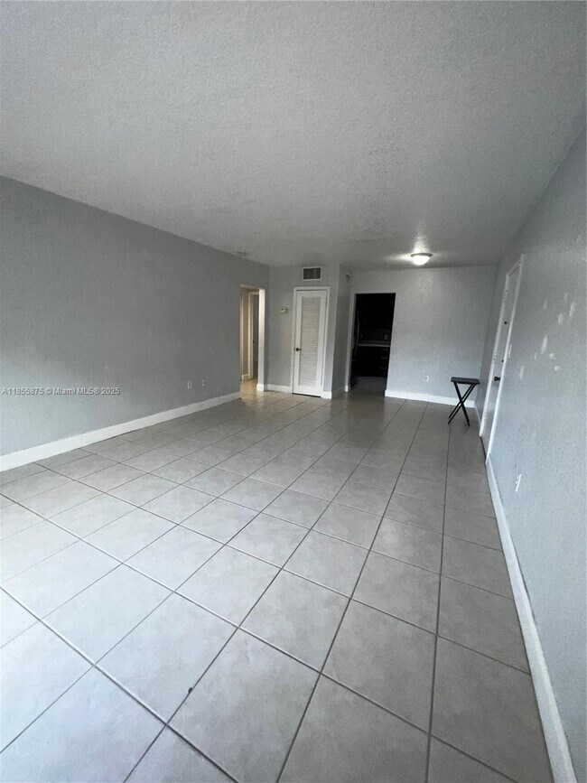 Building Photo - 6530 Lake Patricia Dr