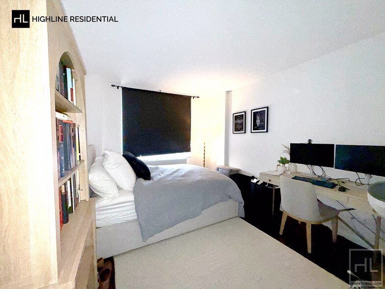 Building Photo - 220 E 65th St