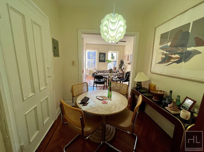 Building Photo - 2BR 1BA Sunny Top Floor Sprawling Brownstone