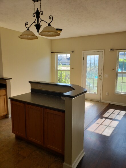 Building Photo - 102 Yellowstone Ct