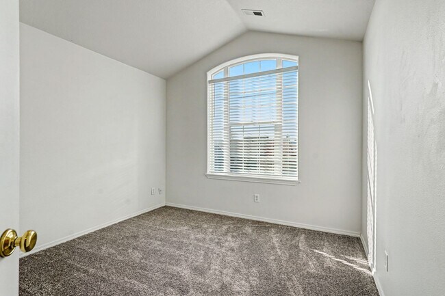 Building Photo - Two-Story 3 bed, 2.5 bath Home in East Salem with Large Bonus Room!