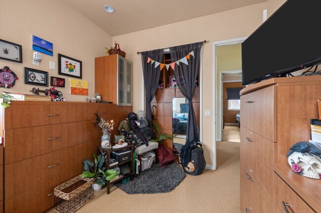 Building Photo - Expansive estate style home - 5 minute drive to SDSU!