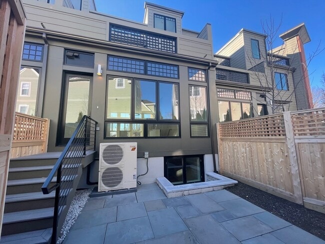 Building Photo - 306 Putnam Ave