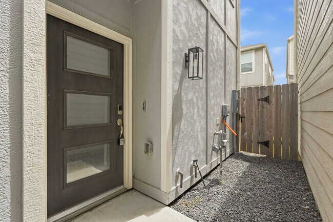 Building Photo - 1516 Lakeline Oak Dr