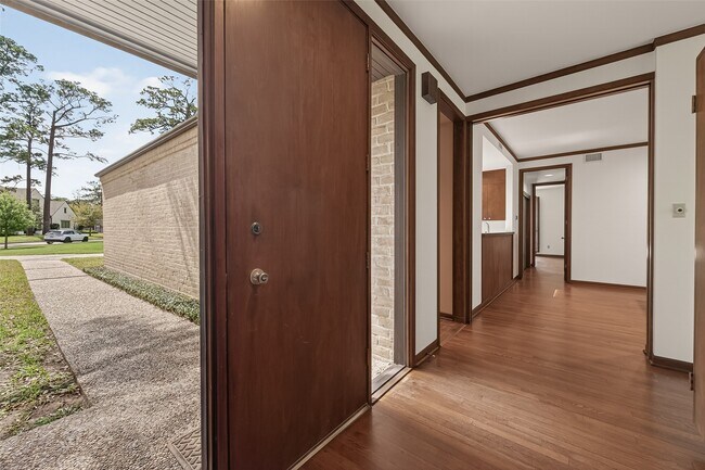 Building Photo - 10614 Fairlane Dr