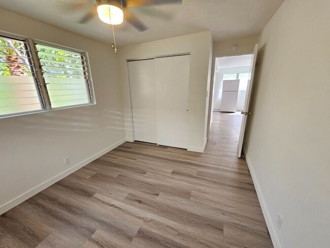 Building Photo - 2 bedroom, 1 bathroom with one driveway pa...
