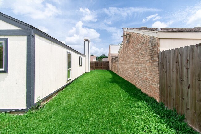 Building Photo - 6423 Coachwood Dr