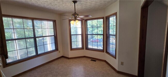Building Photo - 303 Cacique Ct