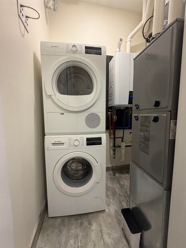 Building Photo - 84 Van Wagenen Ave