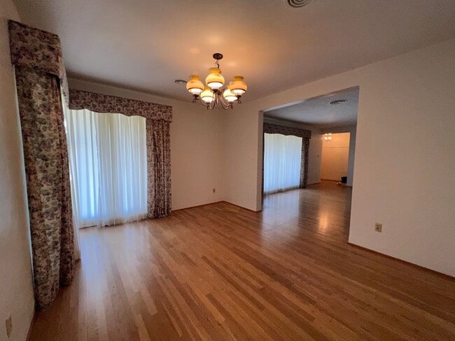 Building Photo - Charming home