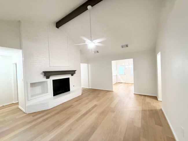 Building Photo - Elegant Recently Updated 3/2/2 Home in Ang...