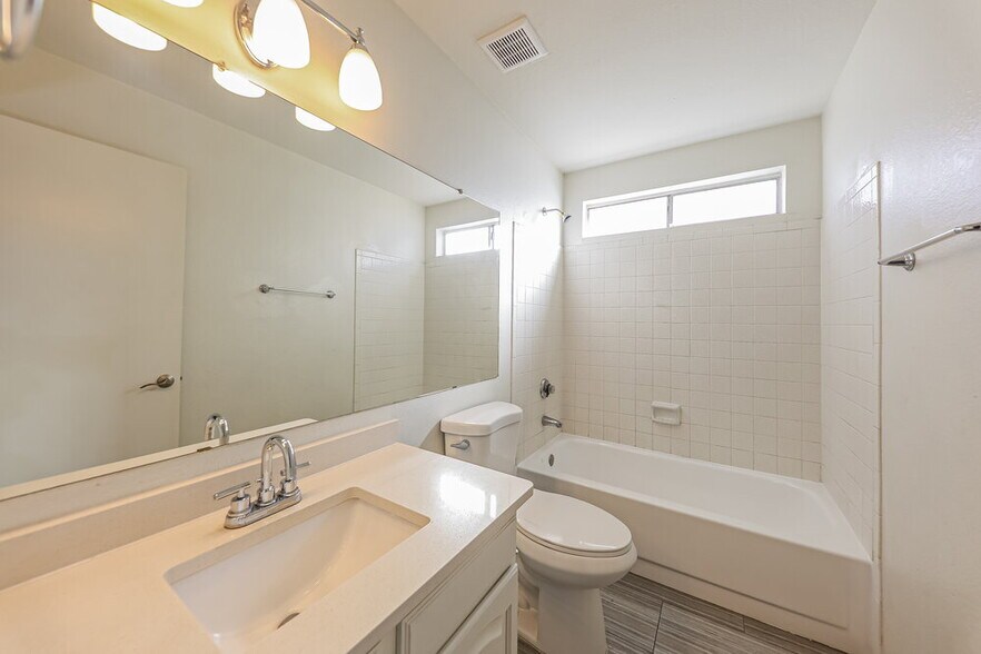 Building Photo - 8014 W Aster Dr