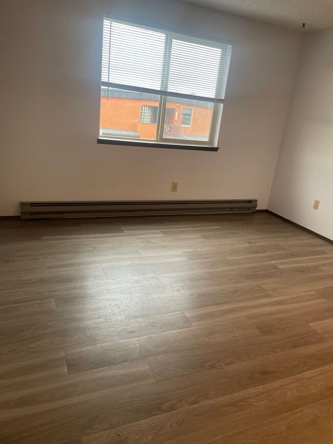 Building Photo - Price Reduction! 2 Bedroom Condo with a View.