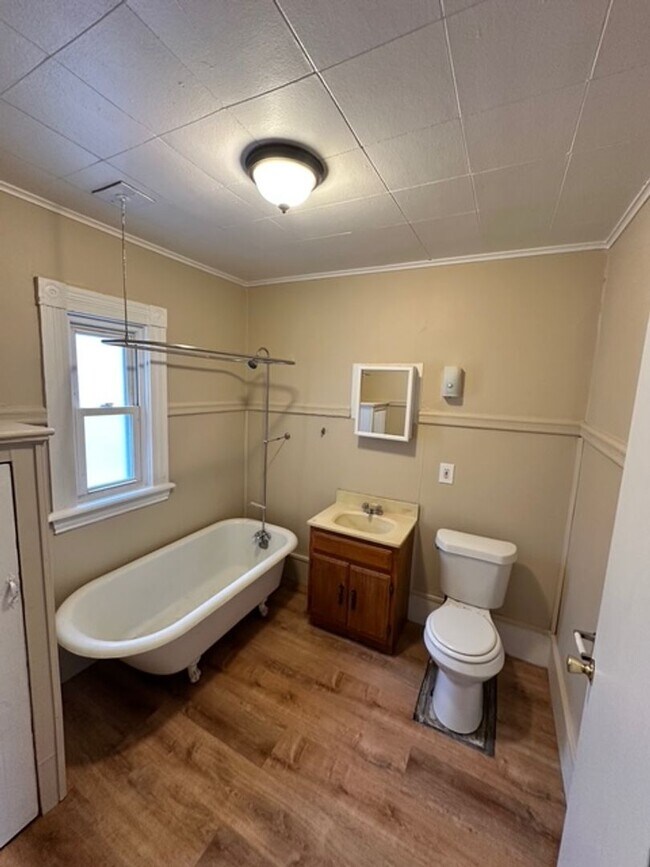 Building Photo - 490 Glenwood Ave