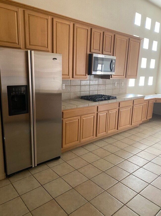 Building Photo - Beautiful 4 bedroom 3.75 bath in gated com...