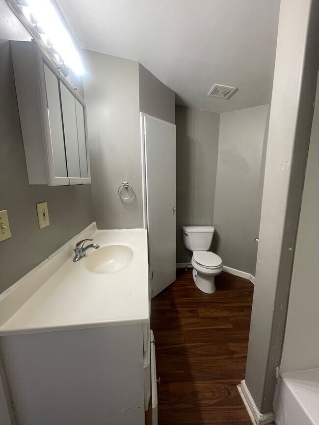 Building Photo - Available Now  LARGE 3 Bedroom 1 bath house