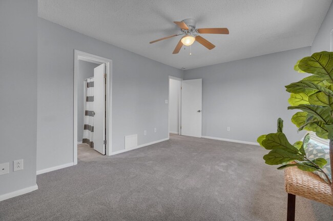 Building Photo - Ready NOW! 1 Block from the Bay! Pet Frien...