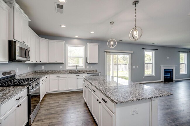 Building Photo - Beautiful 5 Bedroom Home For Rent
