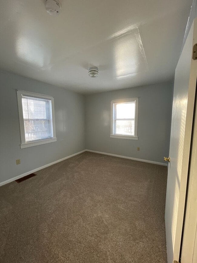 Building Photo - Older 2 bedroom house with a large yard