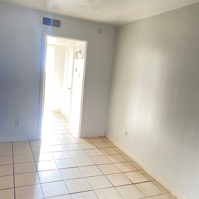 Building Photo - 5704 Edgemoor Dr